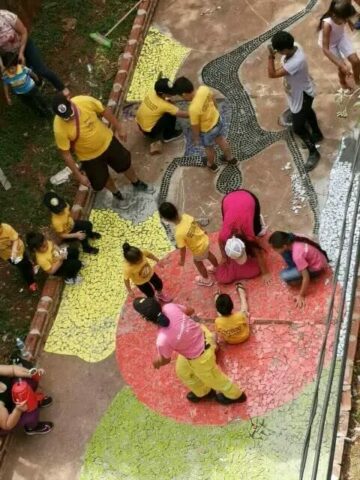 Kinder bei der gemeinschaftlichen Herstellung des Mosaik