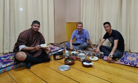 Peter Denk beim privatem Abendessen mit Führer Pemba und Fahrer Saimon